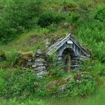 Cozy cot on the starting point of our hike to the Hustveitsåta above Saudafjorden